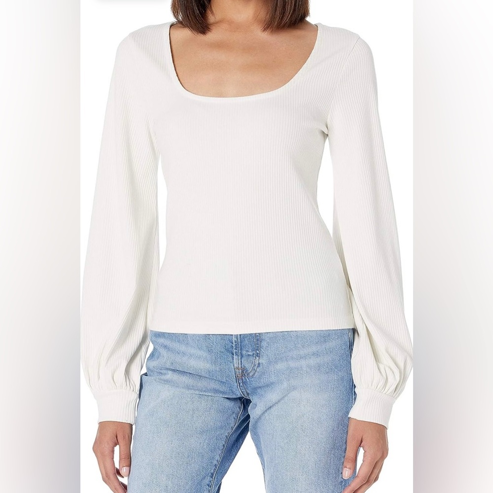 Women’s white top